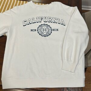 This Hollister crew neck is super comfortable and light weight!